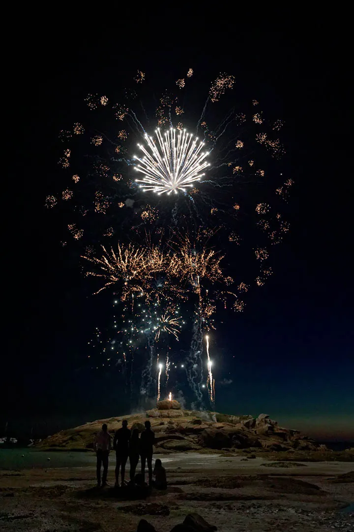 Les plus beaux feux d'artifice de la Côte de Granit Rose - Escale