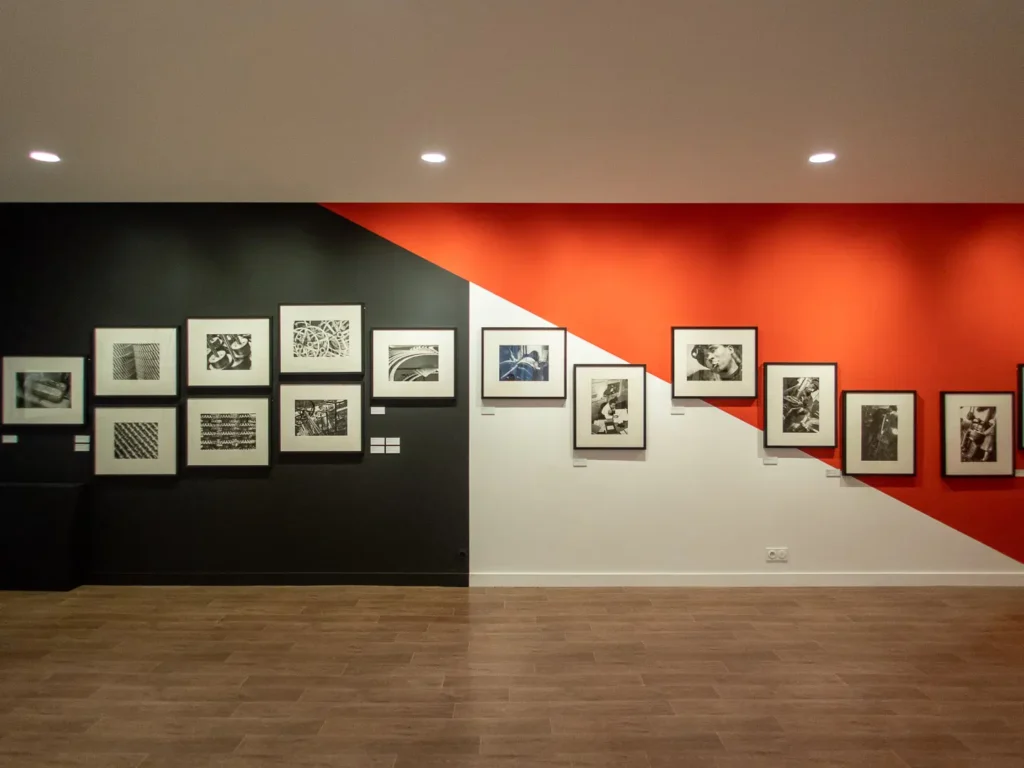 mur d'une salle d'exposition couvert de photos