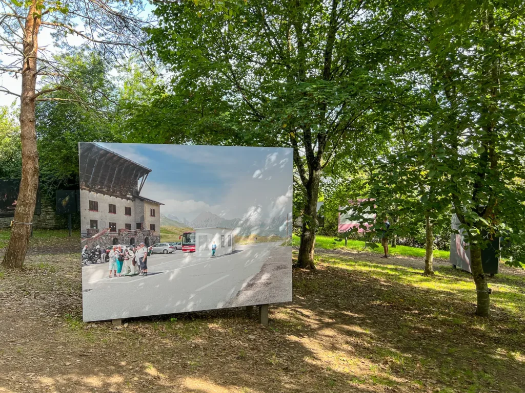 grands panneaux photo disposés sous des arbres