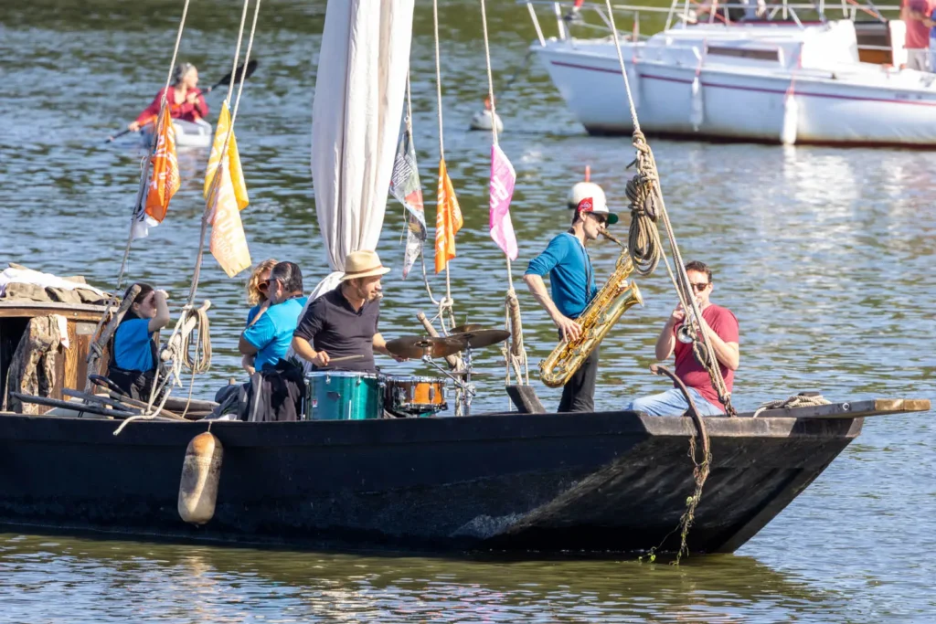 un groupe de musique joue sur un bateau