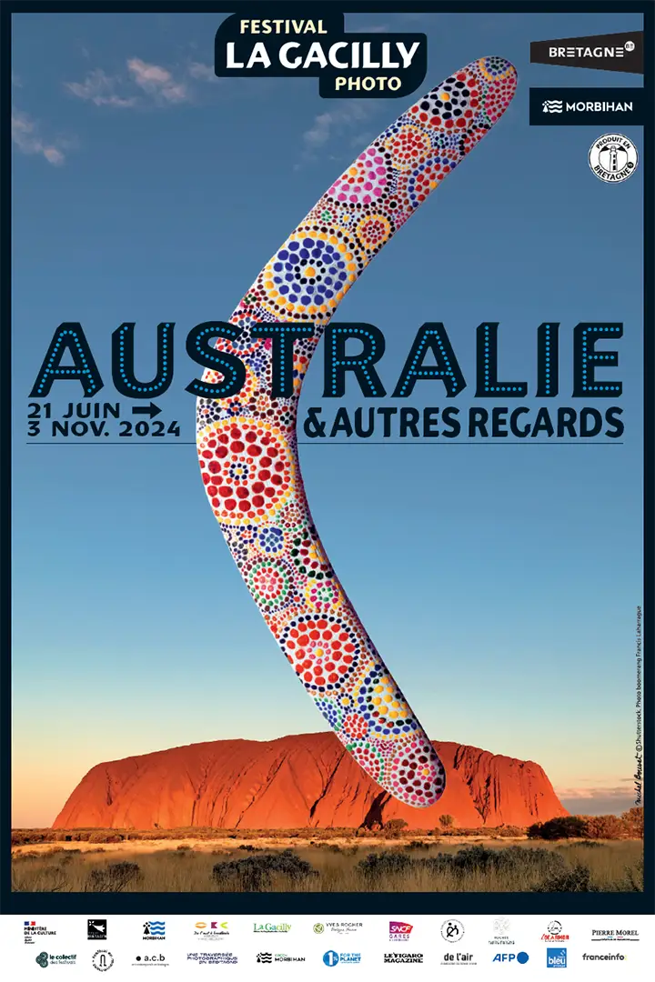photo d'Uluru avec un boomerang peint devant